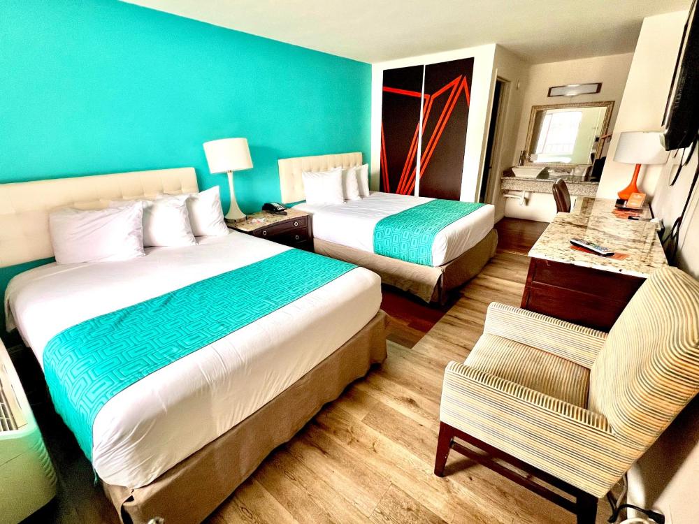 Queen Room with Two Queen Beds - Non-Smoking interior