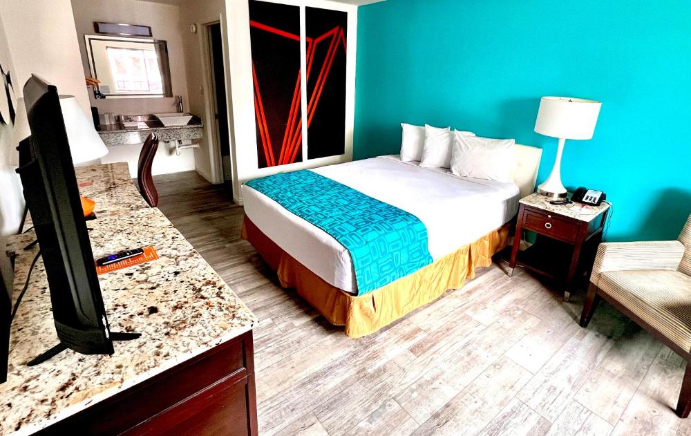 Queen Room - Mobility Access/Non-Smoking interior